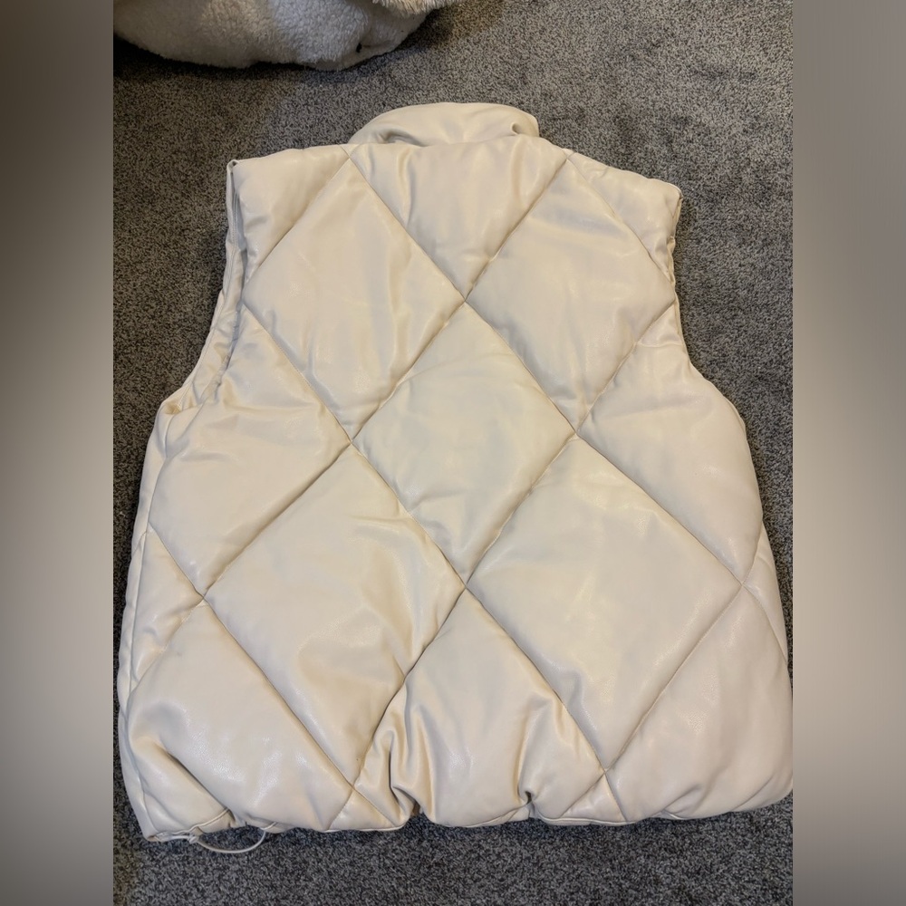 Abercrombie Oversized Puffer Vest - Picture 2 of 3